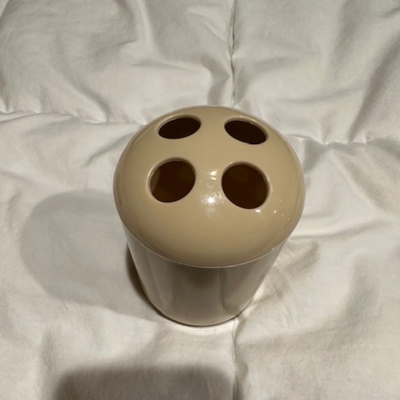 Tan bathroom set; plastic; excellent condition - Picture 4 of 4